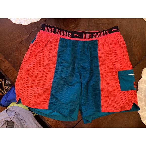 Nike Men's Blue & Pink Mesh Reversible Activewear Training Shorts XL - Picture 2 of 3